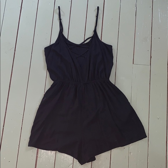 Simple black romper with pockets - Picture 1 of 2